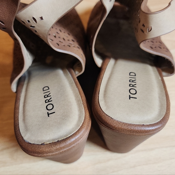 Torrid 9.5W Faux Leather Laser-Cut Peep-Toe Platform Wedges Cognac brown - Picture 8 of 16